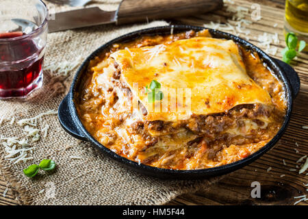 Italienisches Gericht. Traditionelle italienische Lasagne gekocht in einer Pfanne erhitzen Stockfoto