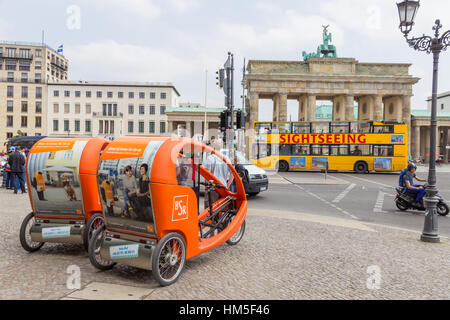 BERLIN, Deutschland - 23 Mai: Taxi Fahrräder vor dem Brandenburger Tor am 23. Mai 2014 in Berlin, Deutschland. 5.334 Kilometer Straßen führen durch die c Stockfoto