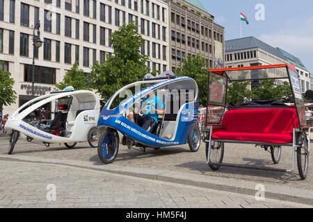 BERLIN, Deutschland - 23 Mai: Taxi Fahrräder vor dem Brandenburger Tor am 23. Mai 2014 in Berlin, Deutschland. 5.334 Kilometer Straßen führen durch die Stockfoto