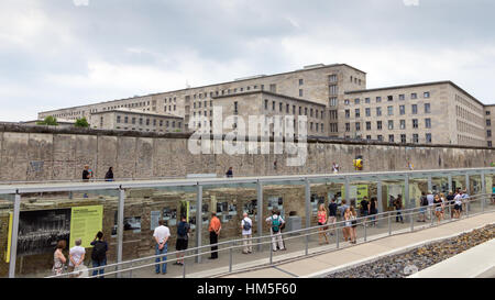 BERLIN - 23. Mai 2014: Blick auf einen Teil der Berliner Mauer und deutsche Finanzministerium bei der Topographie des Terrors Dokumentationszentrum. Das Zentrum ist l Stockfoto