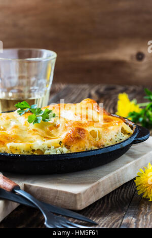 Spinat und Käse Cannelloni gekocht in einer Pfanne erhitzen, italienische Küche Stockfoto