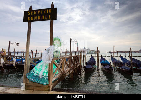 Kostümierte Frau nahe dem San Marco Platz während des Karnevals in Venedig. Stockfoto