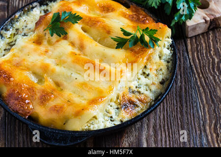 Spinat und Käse Cannelloni gekocht in einer Pfanne erhitzen, italienische Küche Stockfoto