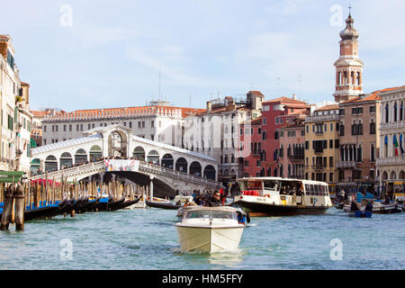 Venedig - Februar 7: Rialto-Brücke (Ponte Di Rialto) während des Karnevals am 7. Februar 2013 in Venedig. Es ist das älteste und eines der vier Brücken Spanni Stockfoto