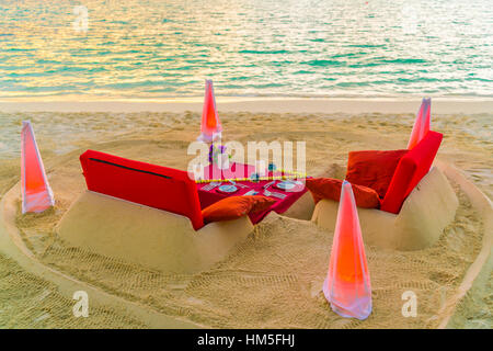 Esstisch am Strand von tropischen Malediven-Insel. Stockfoto