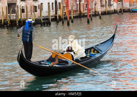 Italien, Venedig - FEB 7: Teilnehmer Karneval in einer Gondel über den Canale Grande auf 7. Februar 2013 in Venedig. Gondeln sind ein wichtiger Modus der touristischen tr Stockfoto