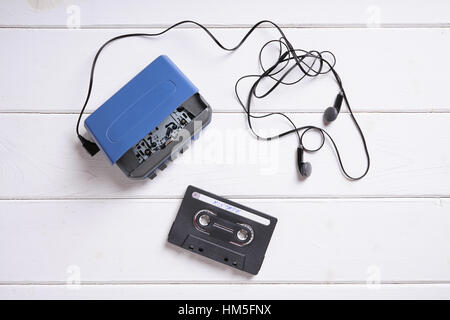 Walkman mit Kopfhörern und mixtape Stockfoto