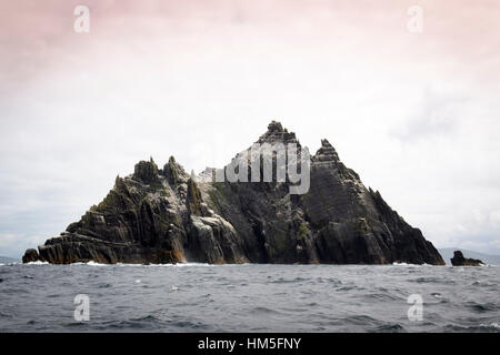 Blick auf Little Skellig mit Basstölpel (Morus Bassanus) Kolonie, Skellig Insel, Grafschaft Kerry. Irland. Stockfoto