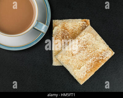 Traditionelle Tasse Frühstück Tee oder Kaffee, heiße Getränke, mit gebuttertem Toast, und kein Volk, Flach oder Draufsicht Zusammensetzung Stockfoto