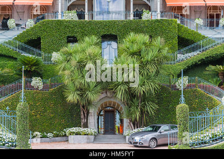 Blick auf den Eingang zu einem Hotel am Comer See in Italien Stockfoto