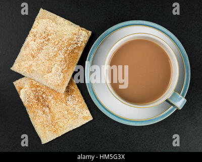 Traditionelle Tasse Frühstück Tee oder Kaffee, heiße Getränke, mit gebuttertem Toast, und kein Volk, Flach oder Draufsicht Zusammensetzung Stockfoto