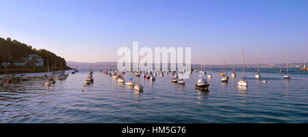 Brixham äußeren Hafen Blick in Torbay und darüber hinaus zu Torquay, Paignton und von der Stadt Fisch Markt genommen. Stockfoto