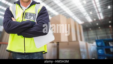 Arbeiter stehen mit verschränkten im Lager Stockfoto