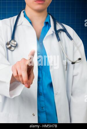 Mittleren Bereich der Ärztin virtuellen Bildschirm berühren Stockfoto