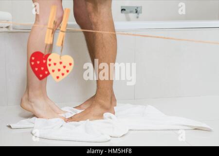 Paare Bein im Badezimmer zu Hause Stockfoto