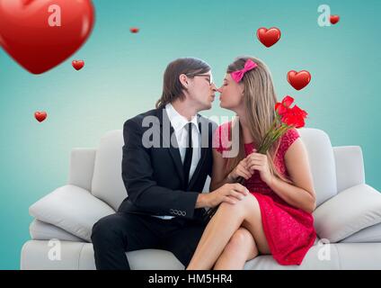 Romantisch zu zweit in der Liebe auf einem Sofa sitzend Stockfoto