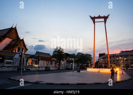 Die Riesenschaukel und Suthat Tempel in der Dämmerung Stockfoto