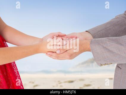 Mann, der hohlen Hand der Frau Stockfoto