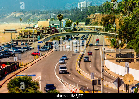 Pacific Coast Highway #1 in Pacific Palisades in der US-Westküste - Blick auf Verkehr Reisen Süd nach Santa Monica und Los Angeles, Kalifornien Stockfoto