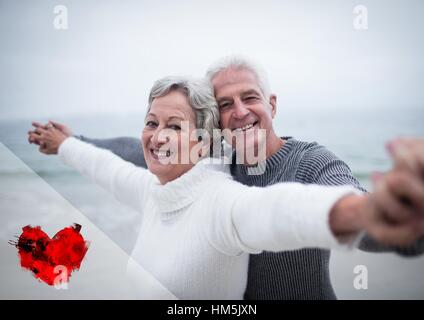 Montagebild von älteres paar tanzen am Strand Stockfoto