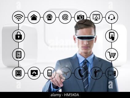 Geschäftsmann mit der Verwendung von virtual-Reality-Kopfhörer berühren miteinander verbundene Symbole Stockfoto