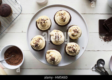Draufsicht der Cupcakes auf cakestand Stockfoto