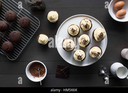Erhöhte Ansicht Cupcakes und chocolate Chip Muffins auf Tisch Stockfoto