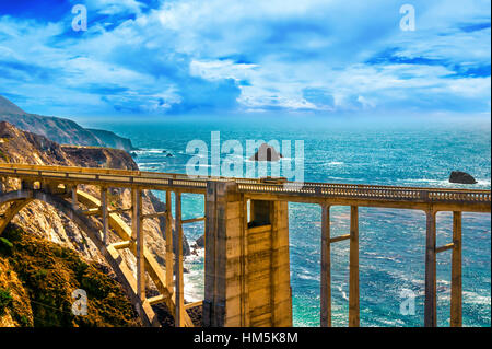 Bixby Creek Bridge auf dem Highway #1 an der Westküste der USA Süden nach Los Angeles reisen Stockfoto