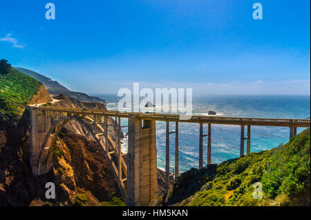 Bixby Creek Bridge auf dem Highway #1 an der Westküste der USA Süden nach Los Angeles reisen Stockfoto