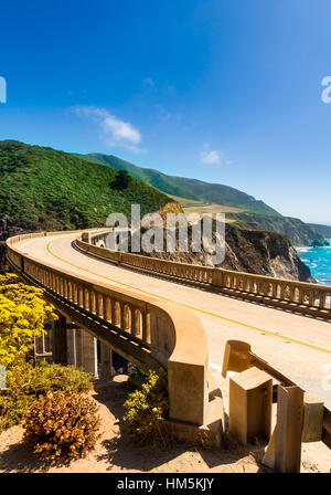 Bixby Creek Bridge auf dem Highway #1 an der Westküste der USA Reisen südlich nach Los Angeles - Hochformat Stockfoto