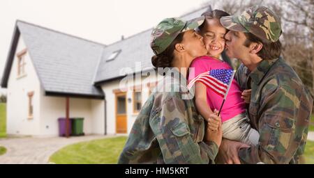 Glückliche Eltern in Soldaten Uniform küssen ihre Tochter Stockfoto