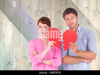 Porträt von traurig paar hält gebrochene Herzen Stockfoto