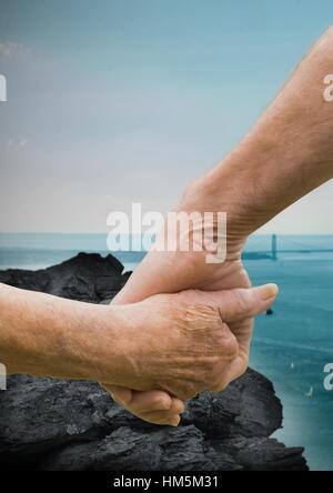 Nahaufnahme von paar Hand in Hand Stockfoto