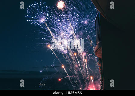 Niedrigen Winkel Blick auf Feuerwerk im Himmel in der Nacht Stockfoto