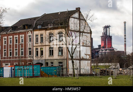 Neue Grüngürtel Duisburg-Nord, Parken in Duisburg-Bruckhausen, Deutschland, Ruhrgebiet, einen neuen Park entlang der ThyssenKrupp-Stahlwerk, wo in früheren Zeiten s Stockfoto