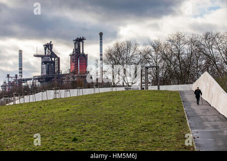 Neue Grüngürtel Duisburg-Nord, Parken in Duisburg-Bruckhausen, Deutschland, Ruhrgebiet, einen neuen Park entlang der ThyssenKrupp-Stahlwerk, wo in früheren Zeiten s Stockfoto