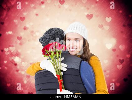 Frau mit Mann umarmt Rosenstrauss Stockfoto