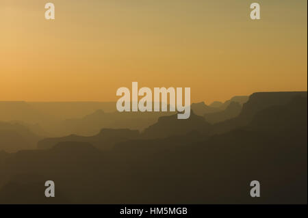 Panoramische Ansicht des Grand Canyons in Bernstein Farben nach Sonnenuntergang Stockfoto