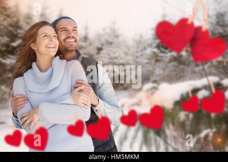 Paar mit Herz gegen Schnee Hintergrund Stockfoto