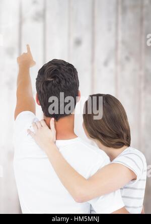 Rückansicht des paar umarmt und Mann zeigte entfernt Stockfoto