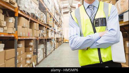 Mittelteil des Arbeitnehmers gekreuzt stehend mit Armen Stockfoto