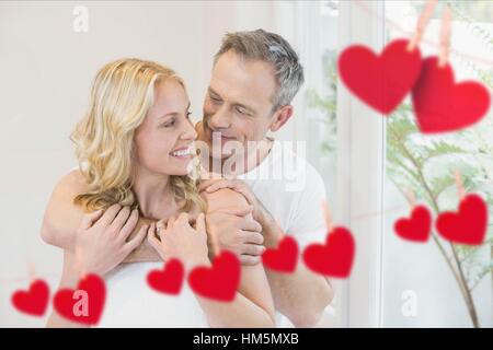 Liebevolle paar umarmen einander zu Hause Stockfoto