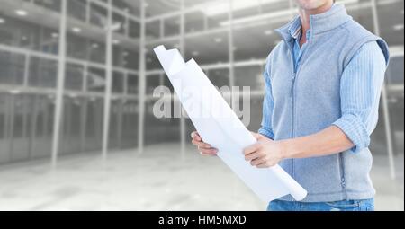 Mittleren Bereich der Bauingenieur hält einen plan Stockfoto