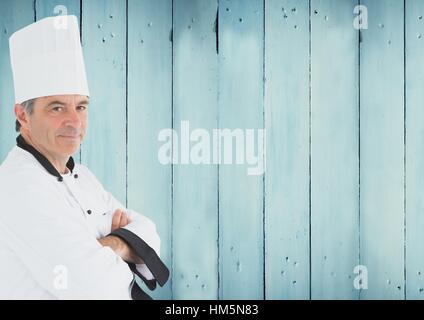 Porträt von männlichen Chef-Koch Stand mit verschränkten Armen Stockfoto