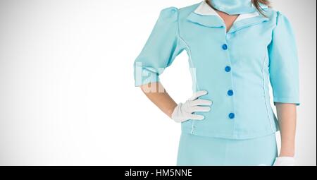 Stewardess in einheitlichen Stand mit Hand auf der Hüfte Stockfoto