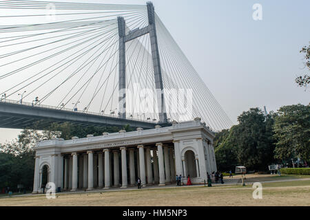 Vidyasagar Brücke (Setu) von Princep Memorial (Ghat) ein bemerkenswertes architektonisches Wahrzeichen in der Stadt Kolkata gesehen. Stockfoto