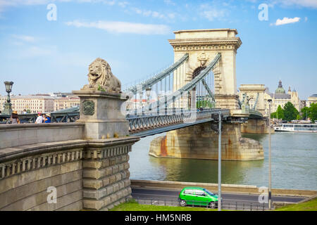 BUDAPEST, Ungarn - 15. Juni 2016: Donauufer Fluss mit berühmten Kettenbrücke verbindet Buda und Pest in Budapest, Ungarn - 15. Juni 2016 Stockfoto