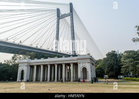 Vidyasagar Brücke (Setu) von Princep Memorial (Ghat) ein bemerkenswertes architektonisches Wahrzeichen in der Stadt Kolkata gesehen. Stockfoto
