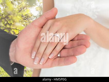 Frisch vermählte Paar Hand in Hand Stockfoto