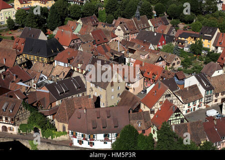 Blick aus der Vogelperspektive auf das Dorfzentrum. Kaysersberg, Haut-Rhin, Frankreich Stockfoto